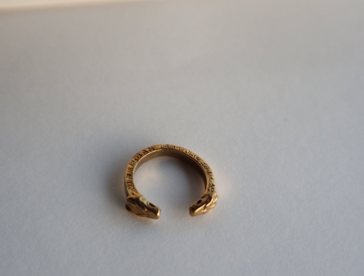 Messingring mit küssendem Drachen