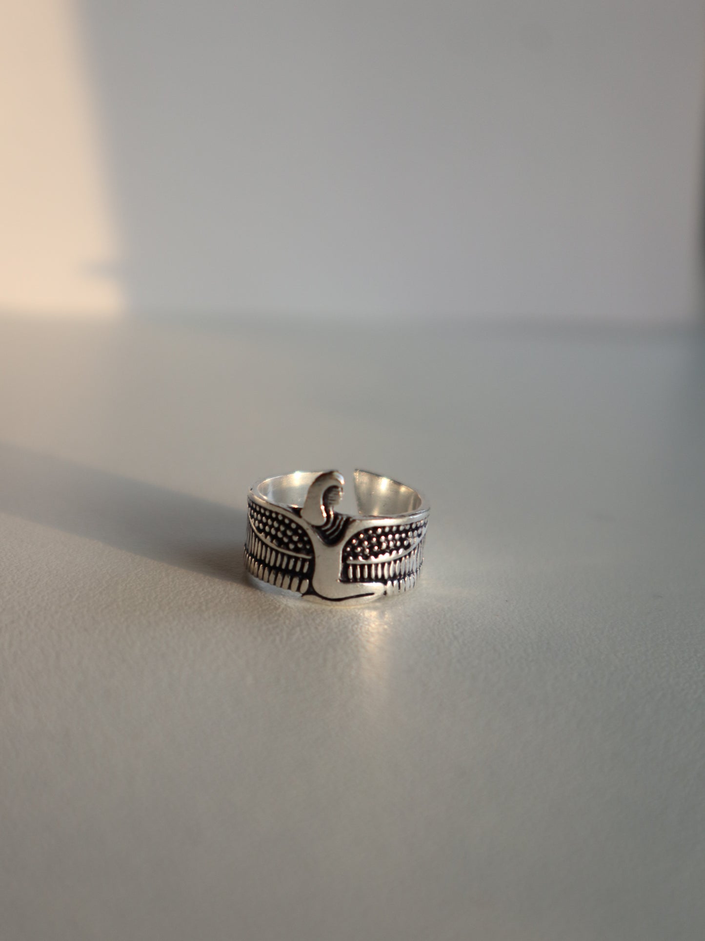 Versilberter Ring der Göttin Isis