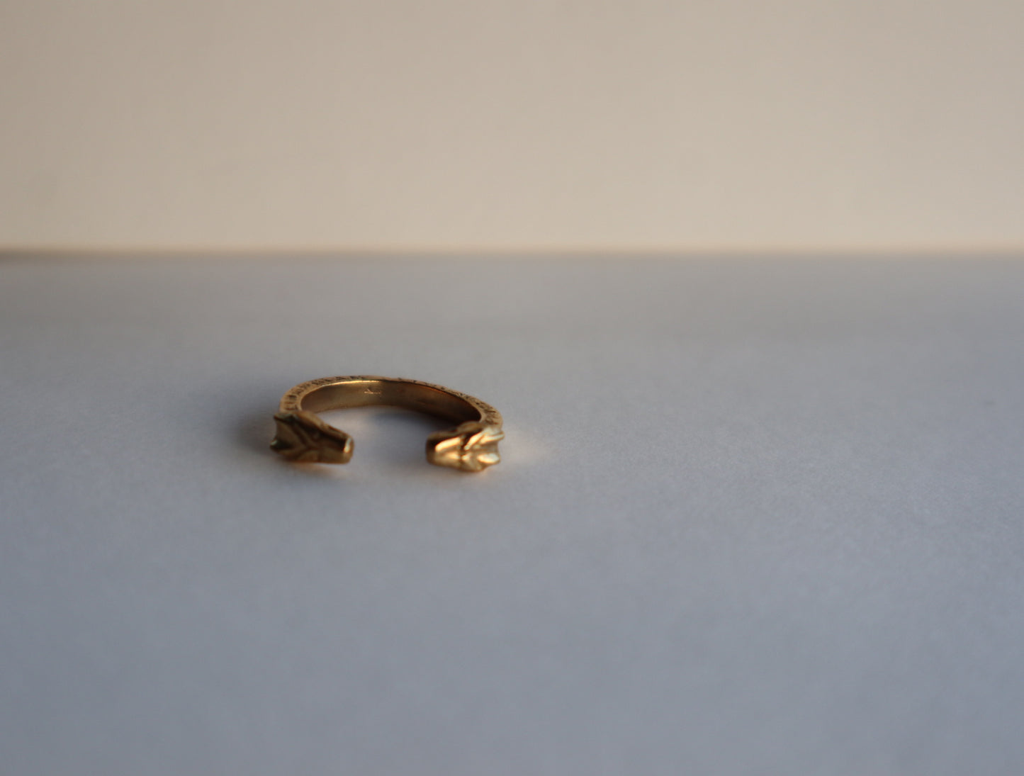 Messingring mit küssendem Drachen